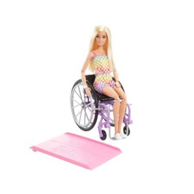 Barbė madistė neįgaliojo vežimėlyje šviesiais plaukais