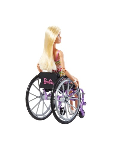 Barbė madistė neįgaliojo vežimėlyje šviesiais plaukais